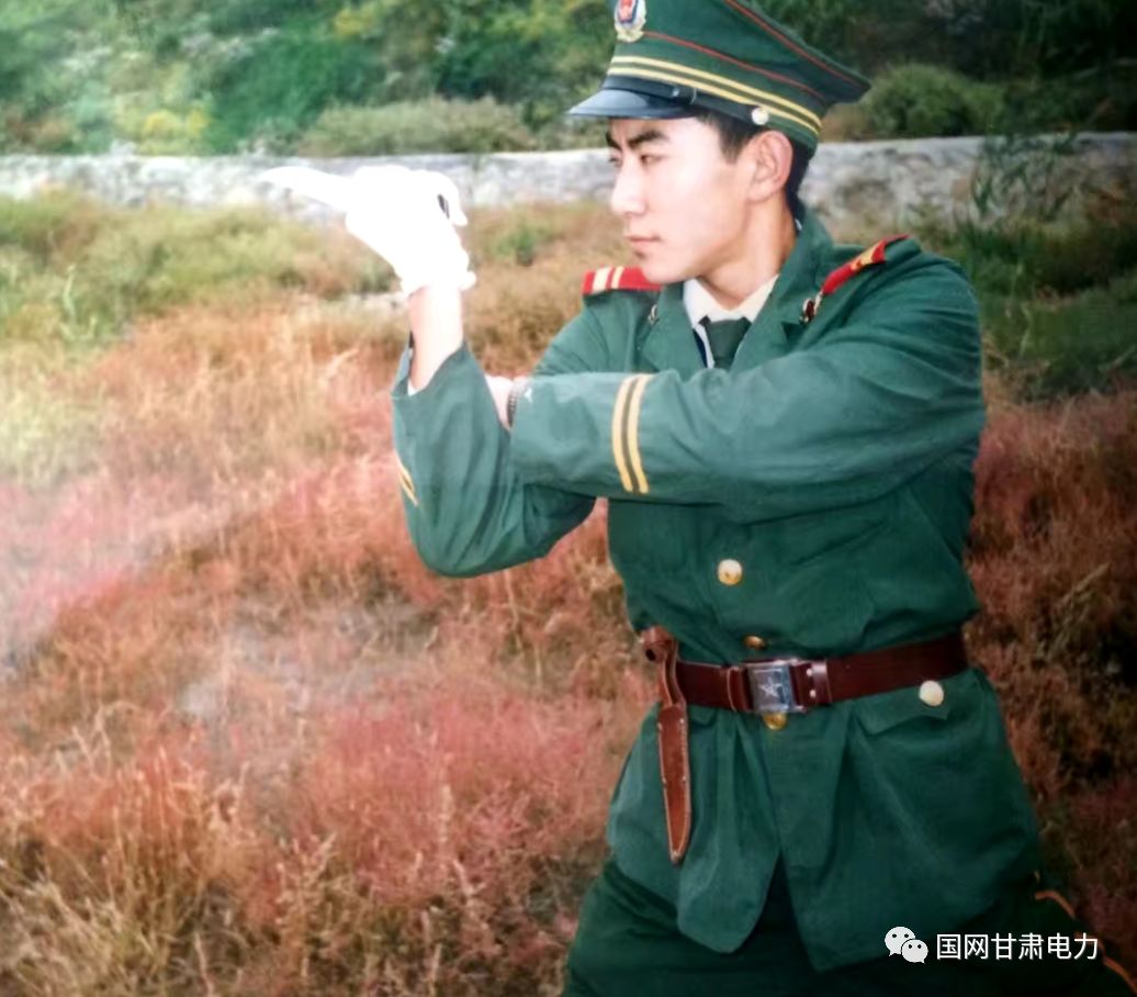 1991年参军入伍,成为武警兰州市支队三中队的一名武警战士,1994年12月