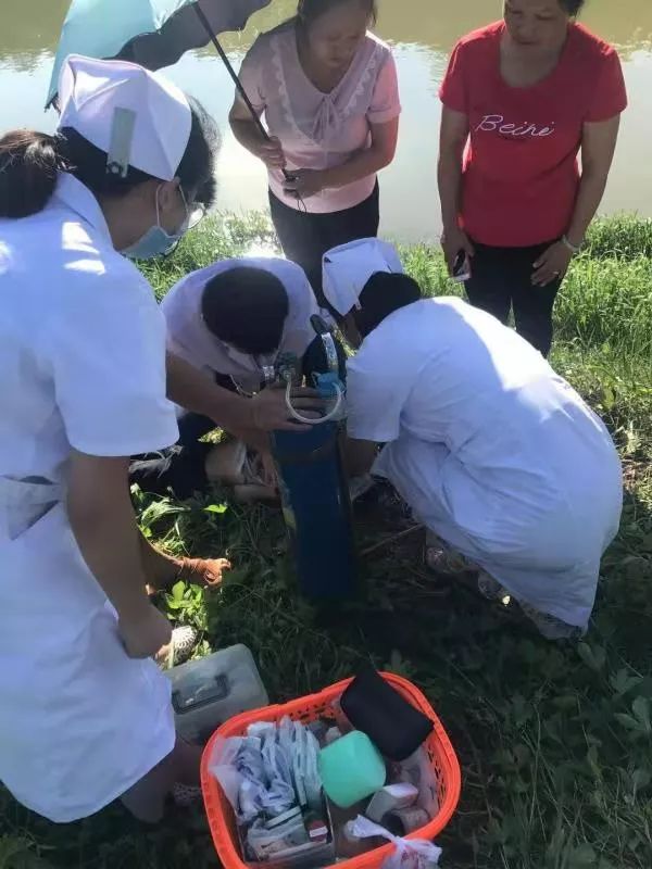 小男孩溺水 抢救图片