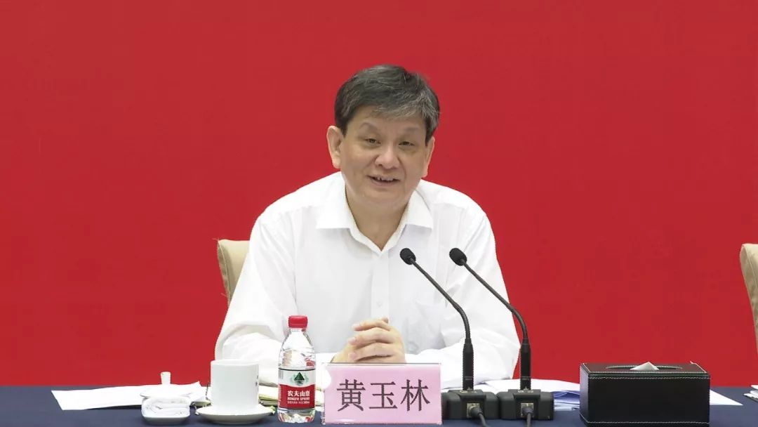 黄玉林在讲话中代表渝中区委,区人大,区政府,区政协向驻区人民解放军