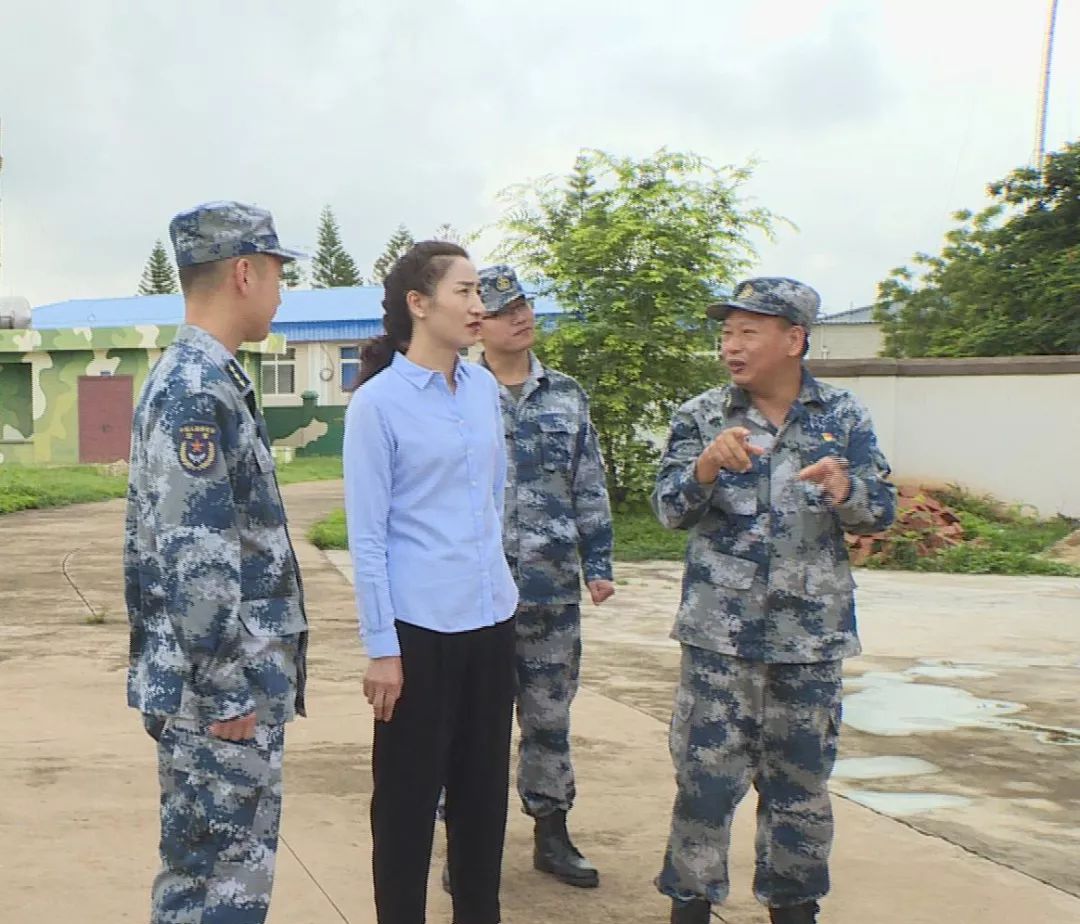 在元谋雷达站,县委副书记,县长吴海芬代表县委,县人民政府为官兵们送