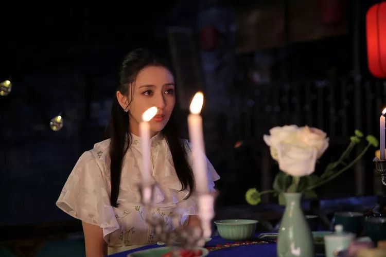 为了追求心爱的女神杜卿(佟丽娅饰),在这过程中意外成为大英雄的故事