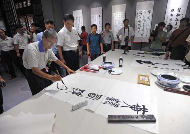 "张万华少将回答,书法是汉字的造型艺术,同时也是抒情言志的人文载体.