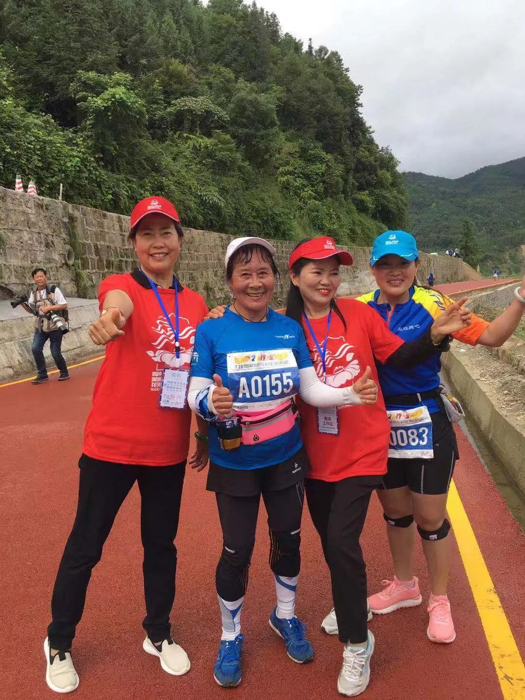 腾冲乡村马拉松跑道上最美的志愿者女企协铿将玫瑰志愿服务队