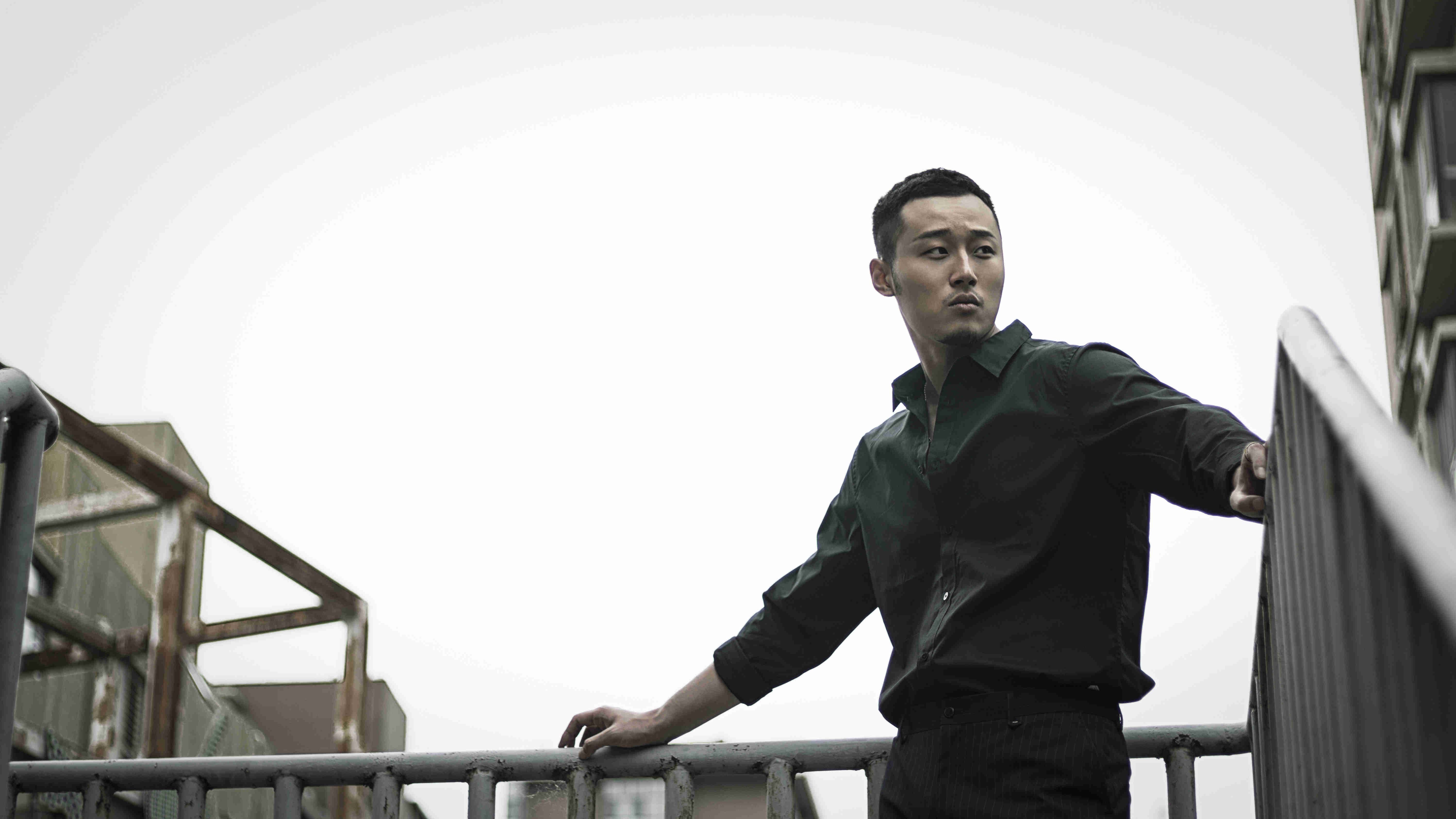 张梓豪曝最新写真 演绎时尚俊朗硬汉