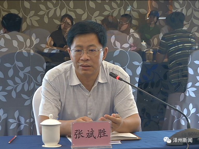 座谈会上,闫晋中汇报了关于《晋城市村庄规划建设管理条例(草案)》和