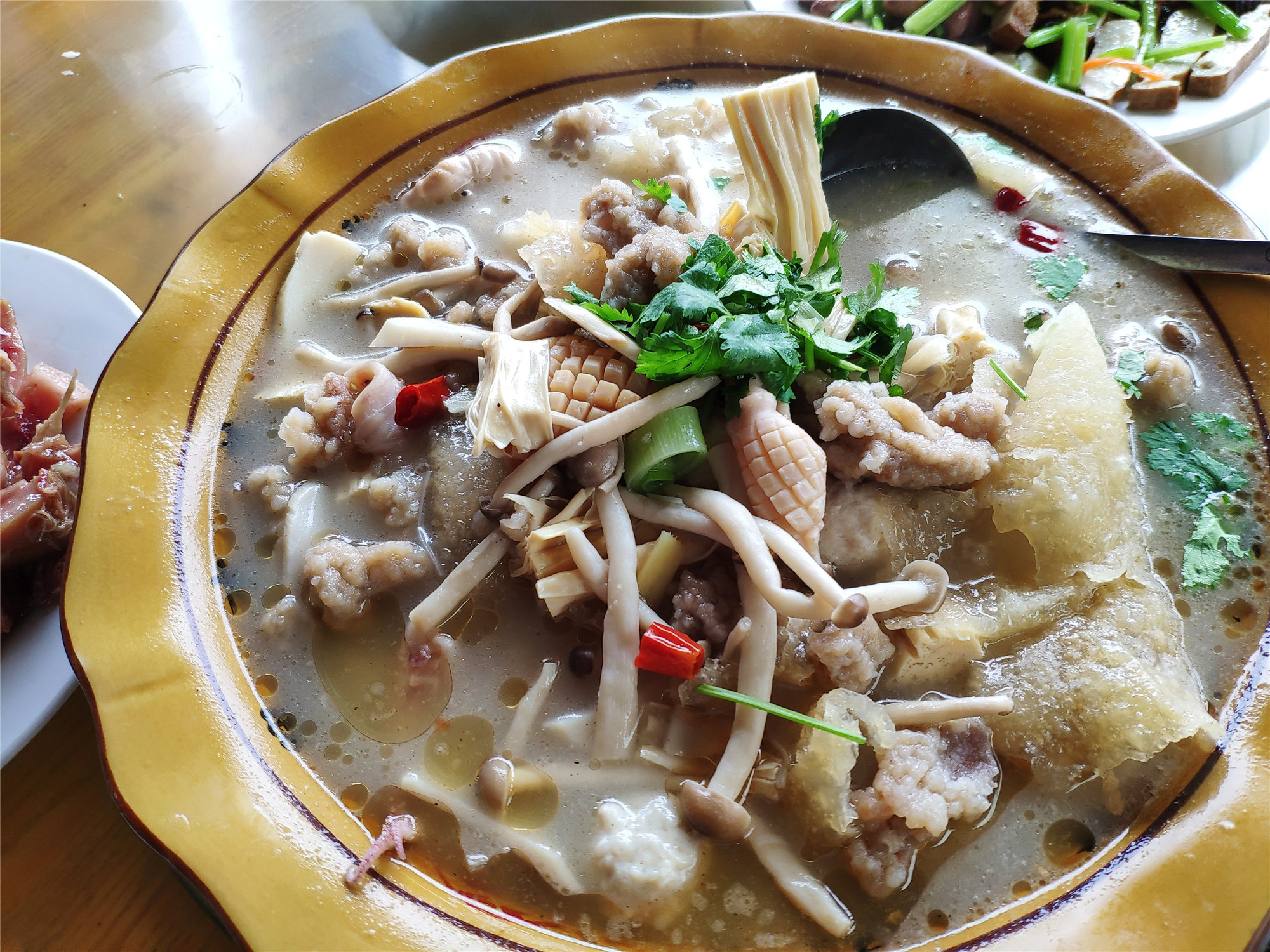 烧皮肚皮肚其实就是猪皮,经过非常复杂的工艺才能做成皮肚,松软劲道