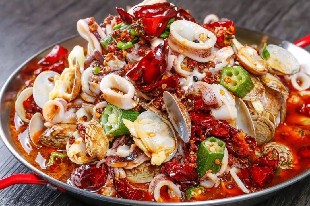 无沙大花甲,肉质饱满且肥嫩鱿鱼须和鱿鱼圈,香辣十足秋葵和花菜都夹带