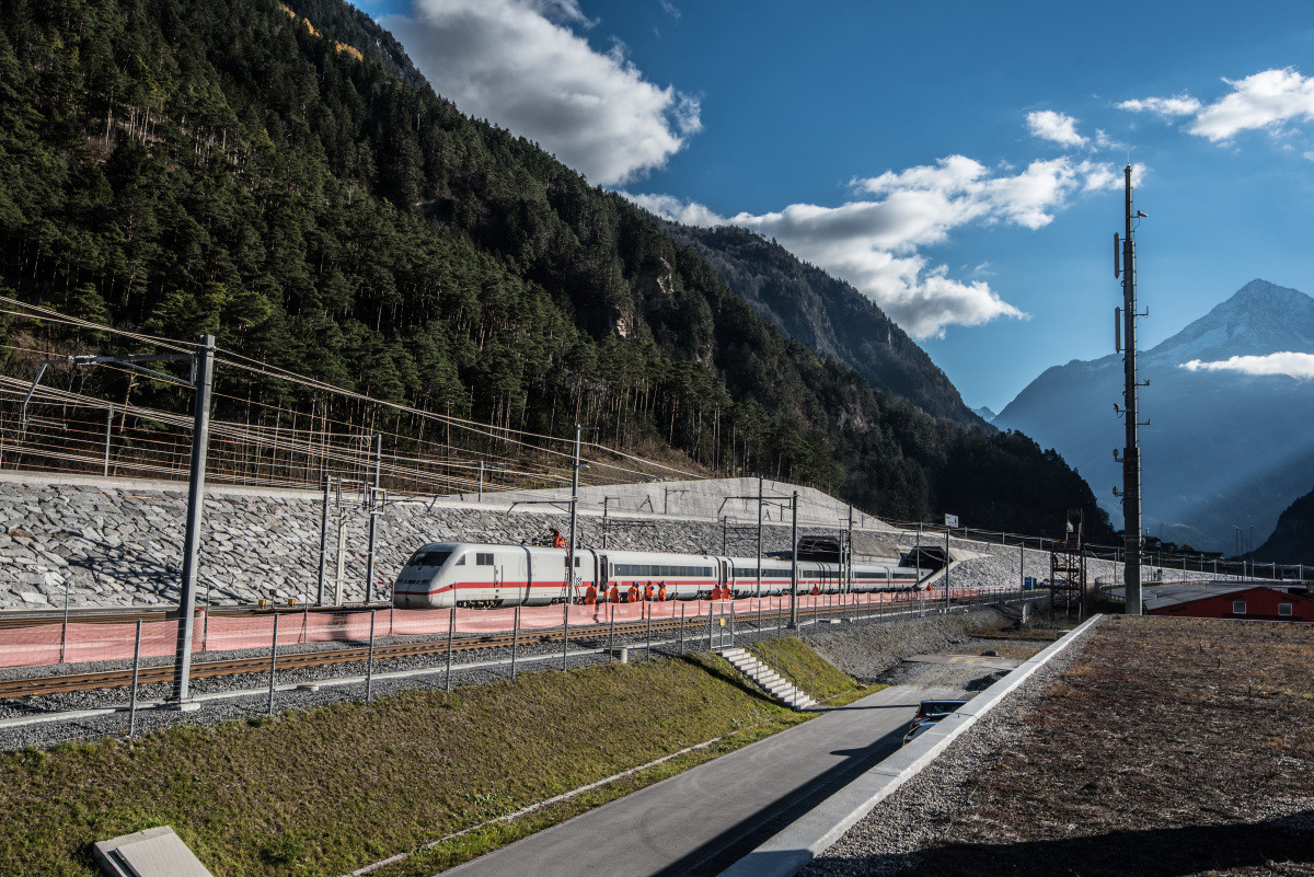 世界上最长地表最深的隧道投资821亿人民币历时18年完工