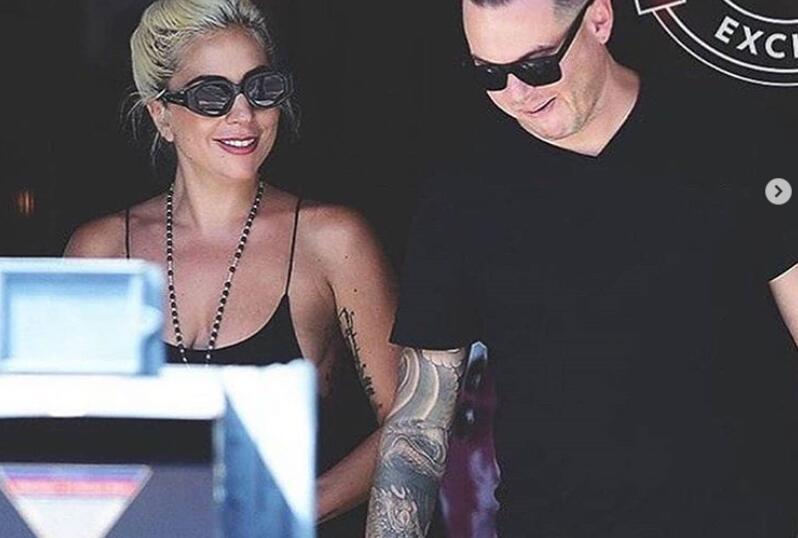 2011年,因拍摄〈you and i〉而认识了演员泰勒金尼(taylor kinney)