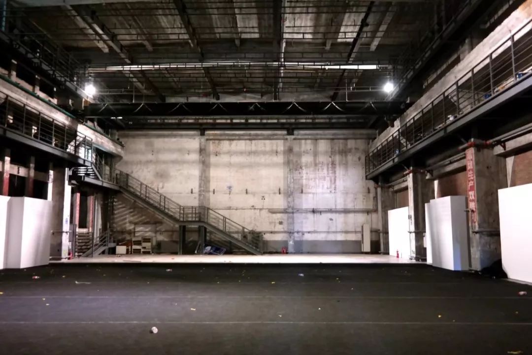 是把宽阔的厂房或仓库改建为居室或工作