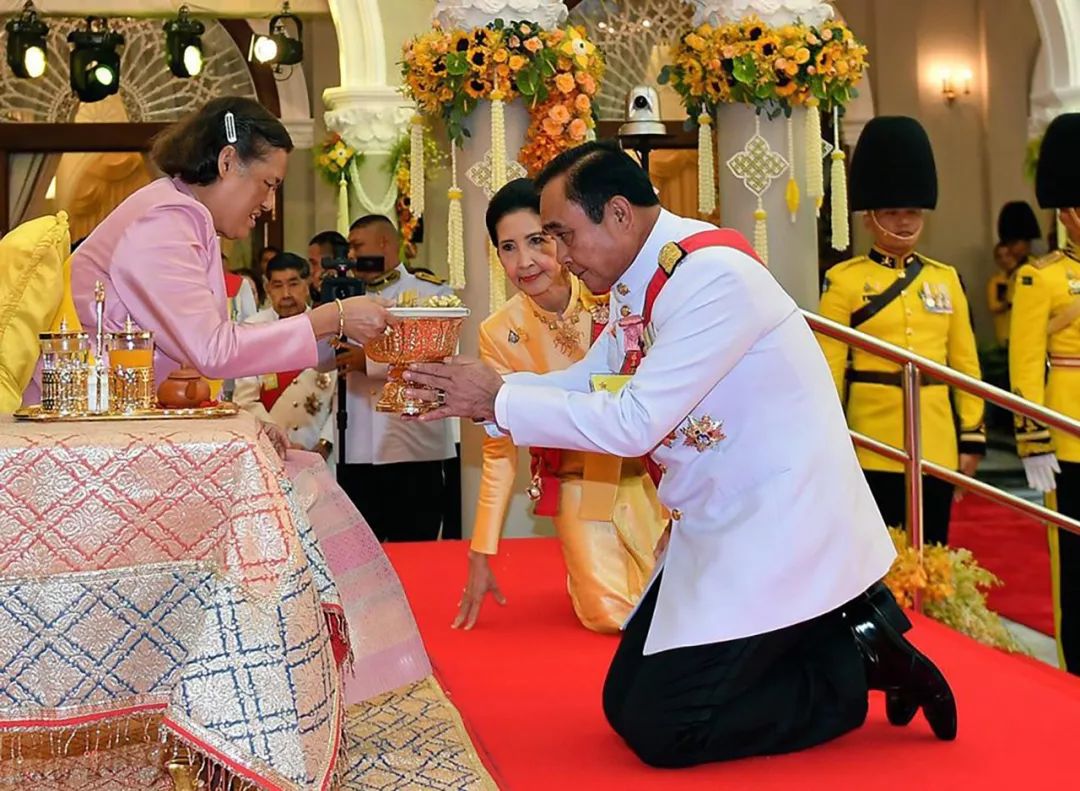 泰国王妃跪拜图片