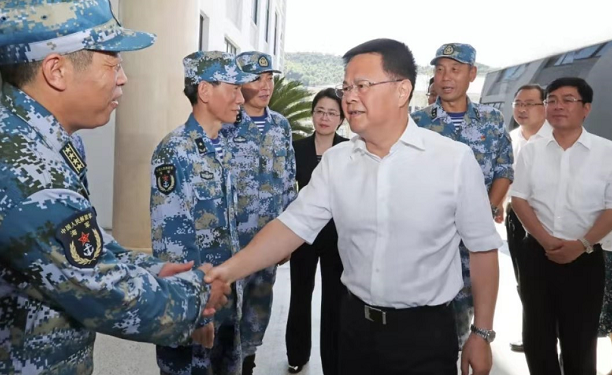 来到东部战区海军某部慰问官兵,并与东部战区海军领导魏钢,魏文徽,李