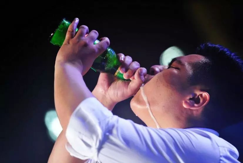 酒王大赛周赛吹瓶最快3秒70金沙滩啤酒城喊你来战