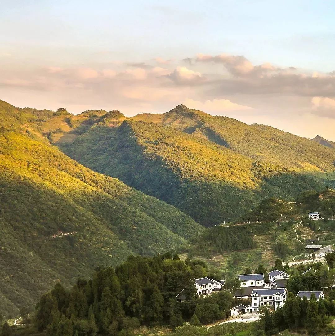 现在的团结村群山环抱山峦葱茏迸发着崭新的气象团结村把大发渠红