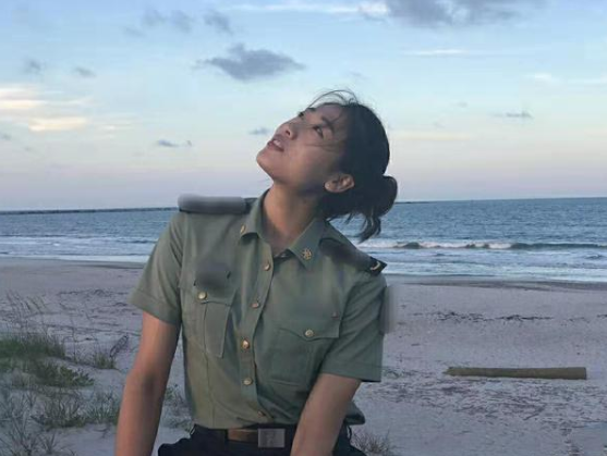 原创中国女排也迎八一建军节刘晏含穿上军装球迷直呼太美了