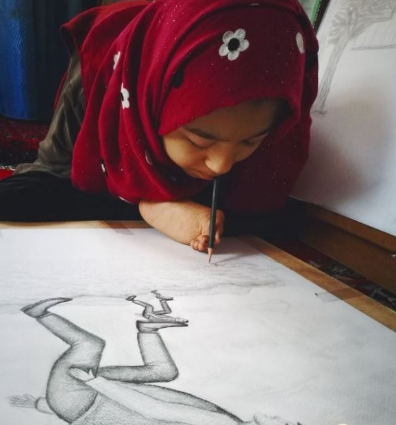 原创阿富汗女孩天生残疾,居然能用嘴画画!画真美!