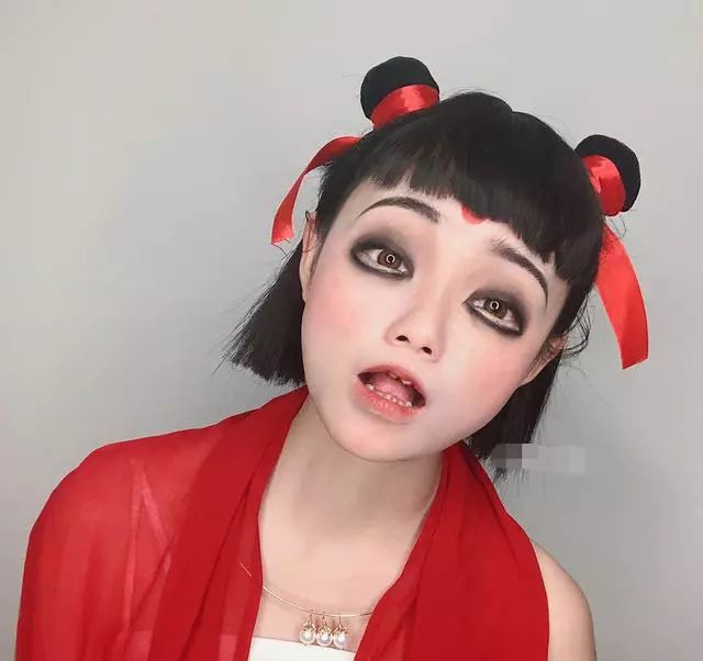 女孩cos魔童哪吒本以为是业余的看到牙齿后网友是个王者