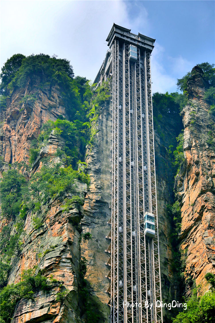 湖南张家界爬山4小时,百龙天梯只要66秒,女友看我笑着说太快了_电梯