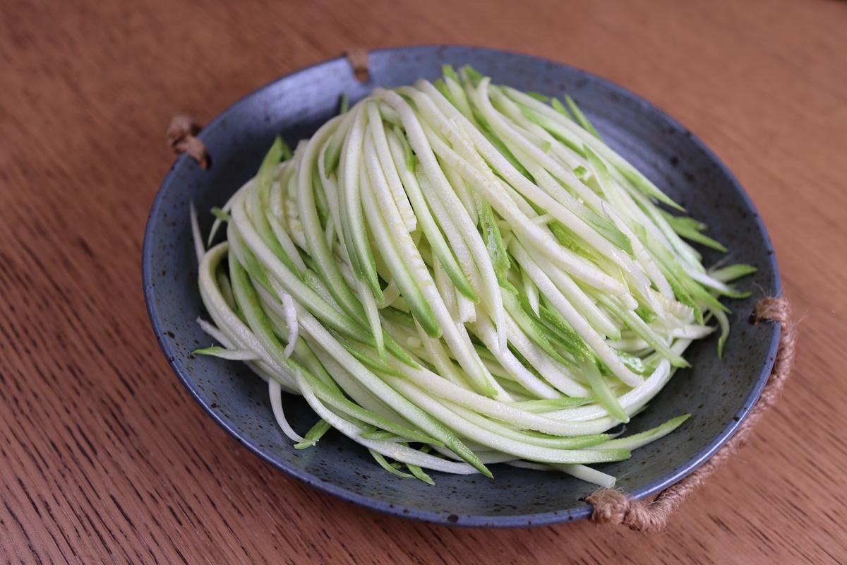 1. 所有材料准备好:西葫芦,小米辣,米醋,生抽,盐,冠利粗粒芥末酱; 1.