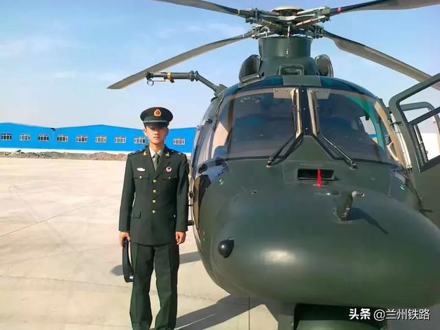 王金梁,曾服役于兰州军区陆军航空兵第三直升机旅,现为嘉峪关车辆段