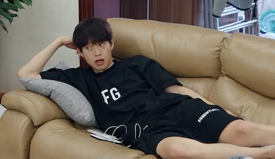 做家务的男人宣传片袁弘儿子首次出镜魏大勋的沙发最抢眼