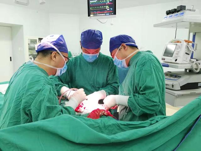 在骨科病区全体医护人员及家属的努力下,目前,王征的伤口正在