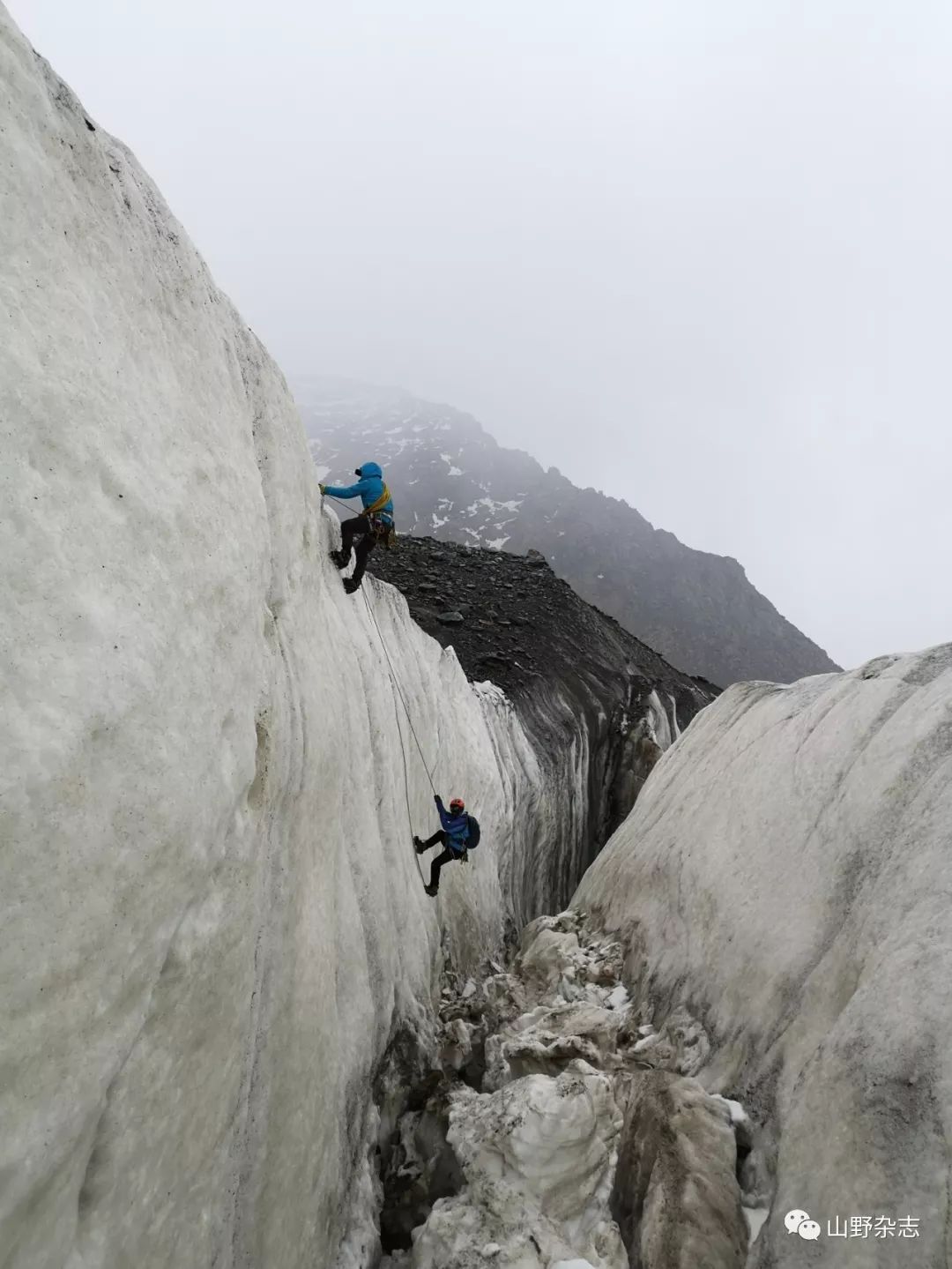 参加培训的学员既有对高山技能一无所知的普通登山爱好者,也有经常