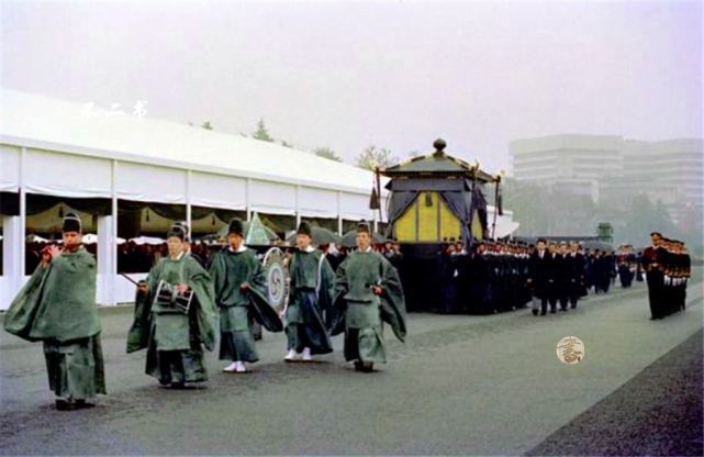 老照片直击镜头下昭和天皇葬礼场景经历罪恶二战享年87岁