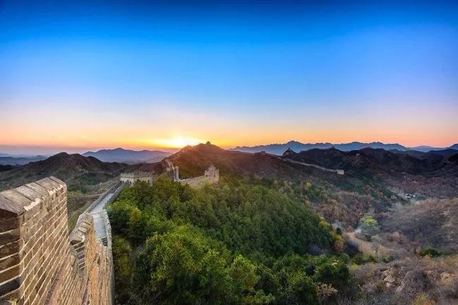 在四季轮回的怀抱中,万里长城似巨龙蜿蜒起伏,舒展腰身,抖落了冰雪的