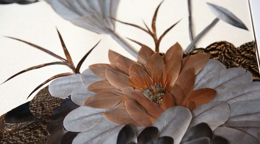 秦氏羽粘画最大的特点就是纯羽毛纯手工制作,不染不绘,作品永不褪色