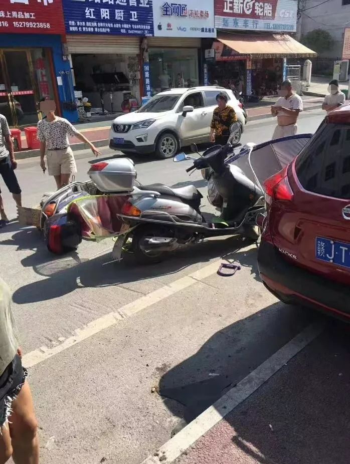 (视频 多图)萍乡一女司机新手上路,连撞八辆电动车,摩托车!