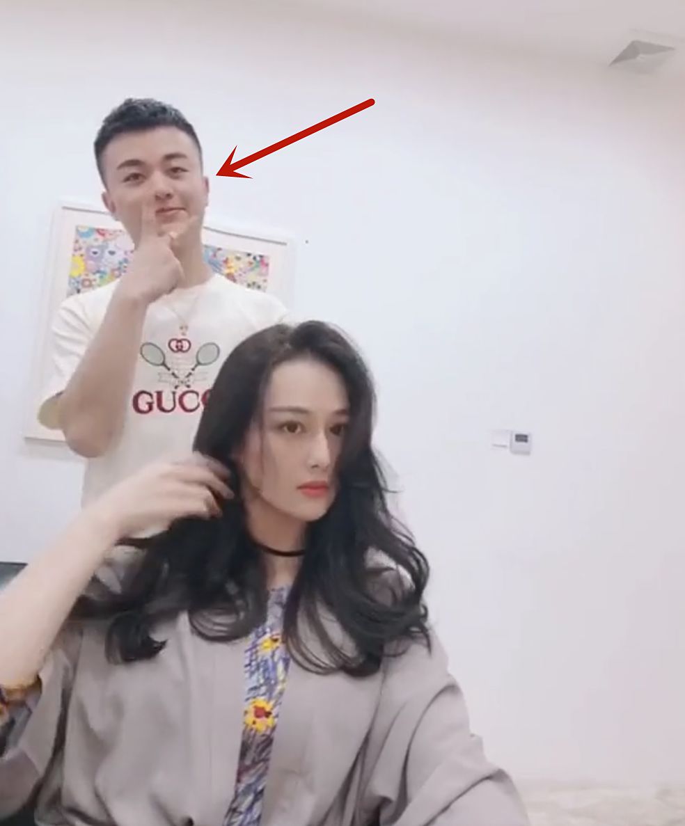 是的,面对高颜值的明星,理发师做梦都会笑醒吧,不但一饱眼福还免费为