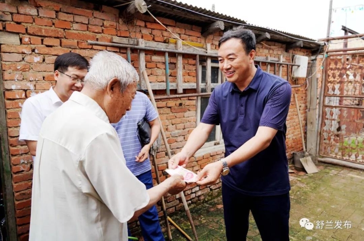 组织部长程仁才到吉舒街道东富村走访慰问解放战争因战伤残老兵汤贵清