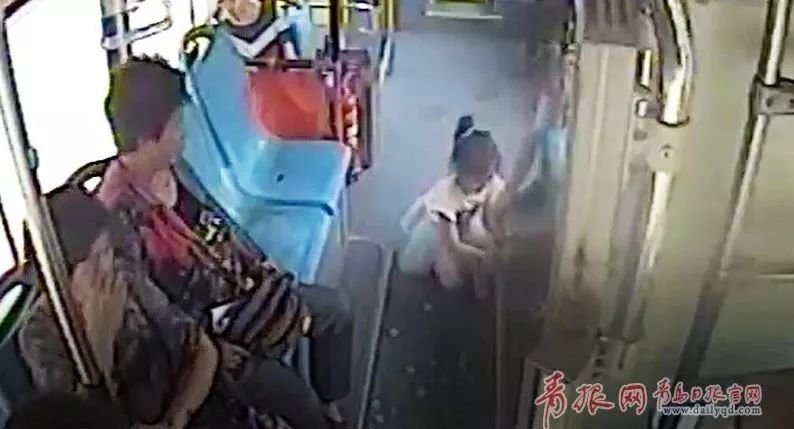 炎热公交车上青岛小女孩蹲了一站路这些图片刷屏