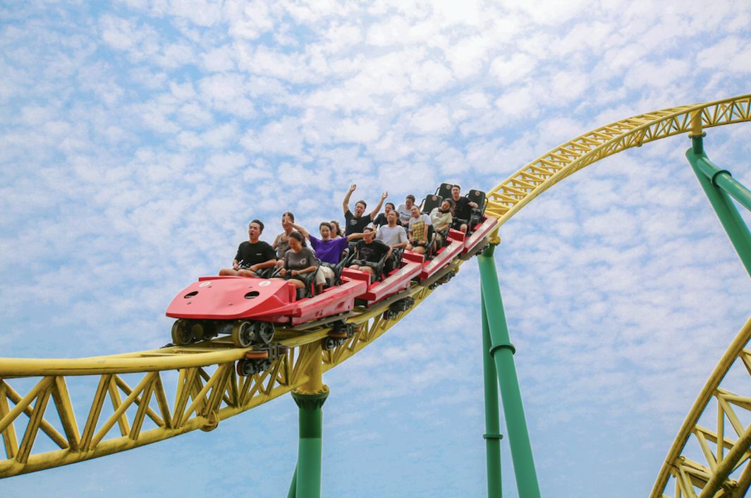 来到欢乐谷"尖叫项目"等你来挑战不光有真人表演,每晚都有大型跨媒体