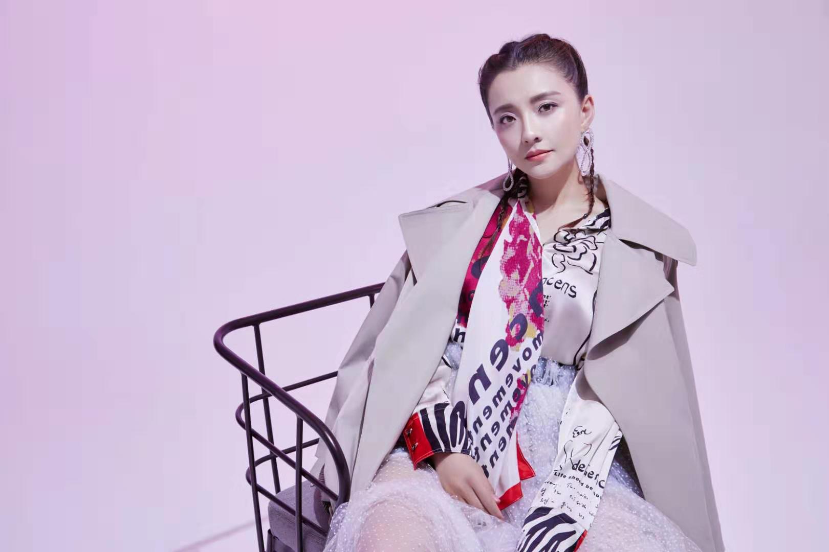 孙茜时尚大片女性气场全开皮手套黑短裙彰显独特魅力