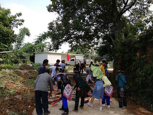 沙拉托乡草果洞村环境整治乡村面貌换新颜