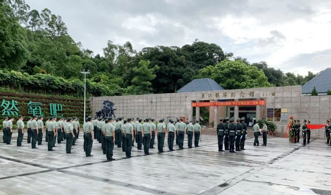 紀念館廣場的右側,豎有一組人物雕像,主題是