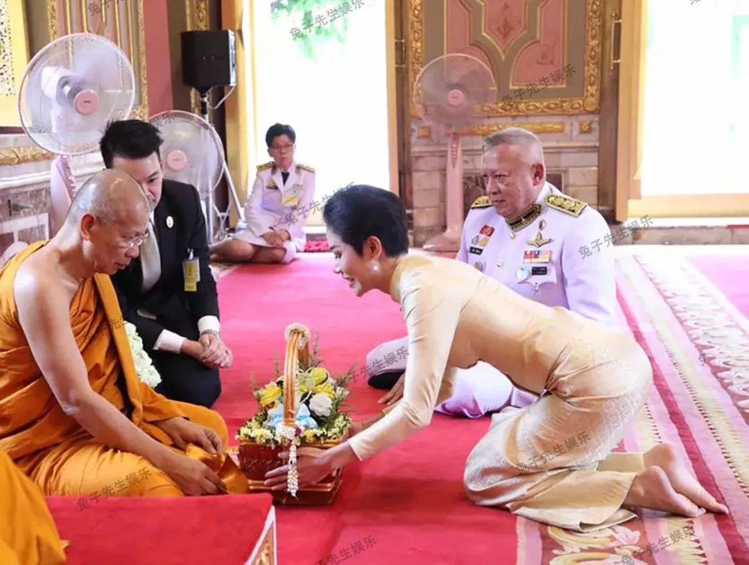 纳妾风波后,泰国国王抛下新贵妃,和苏提达王后分头行动挽回民心