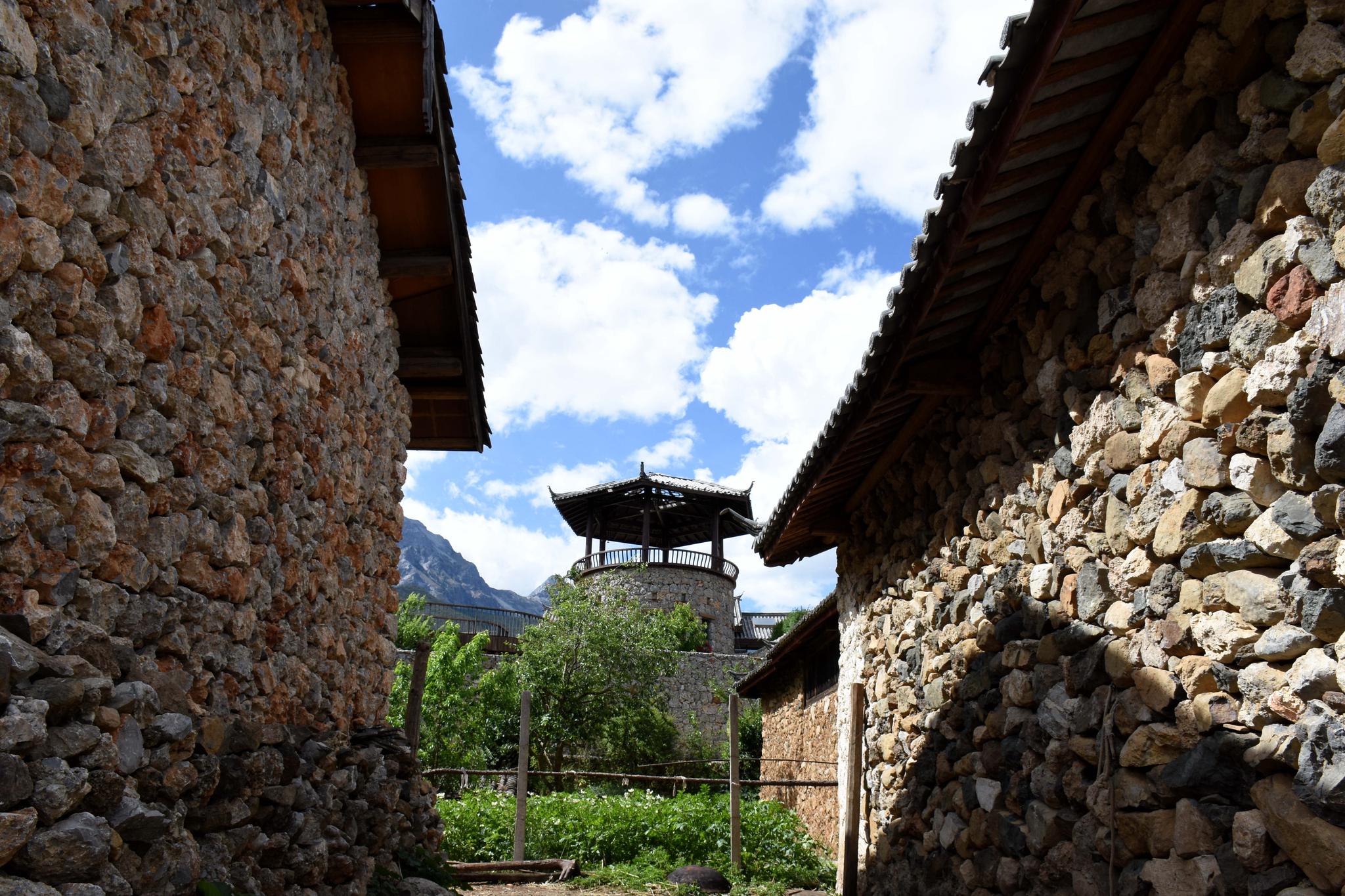 房子都是石木结构,除了房子骨架用木材,其他基本都用石头砌.