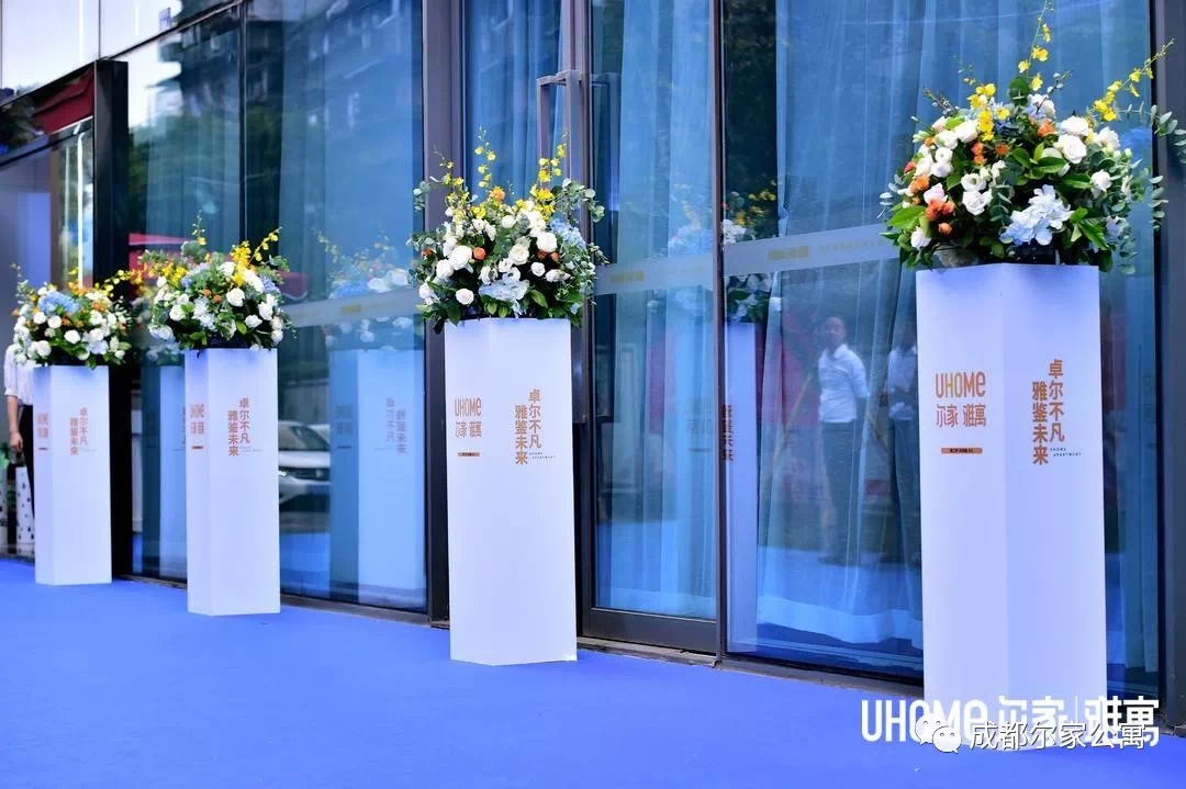 智能与科技间兼具的蓝色地毯,迎宾特设花柱,花墙签到等设计,均标志着