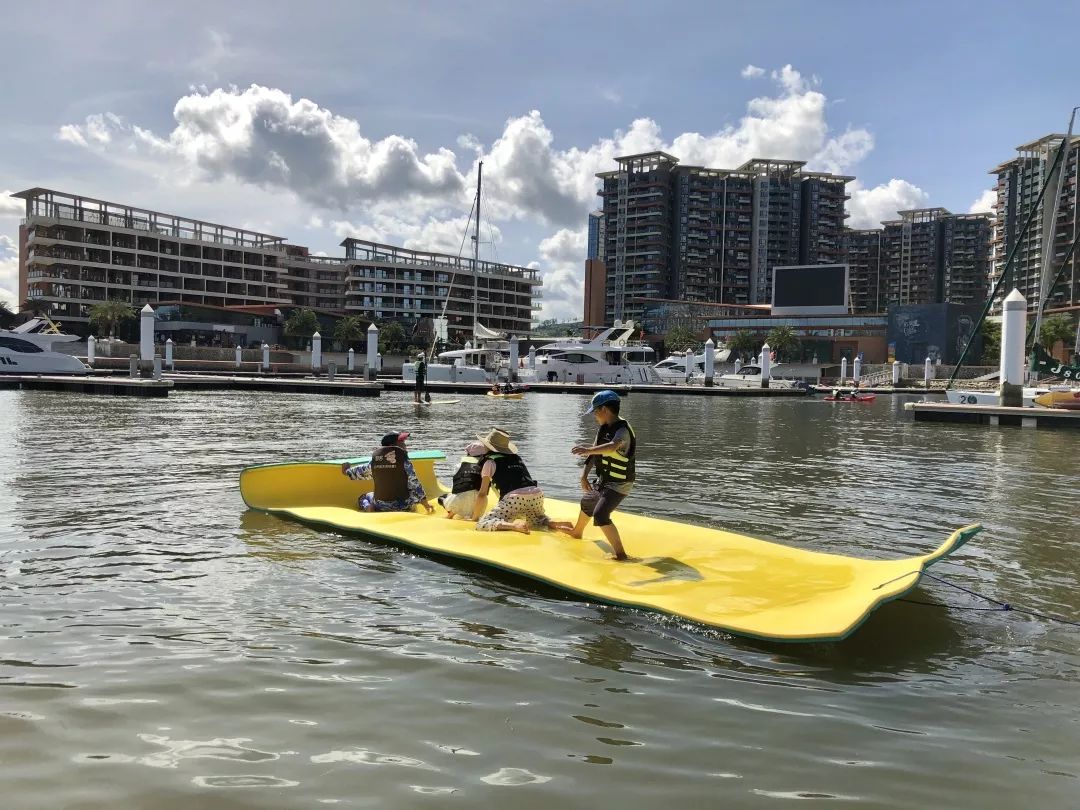 水上魔毯水上魔毯是极具趣味性的水上项目,对孩子来说即安全又刺激.