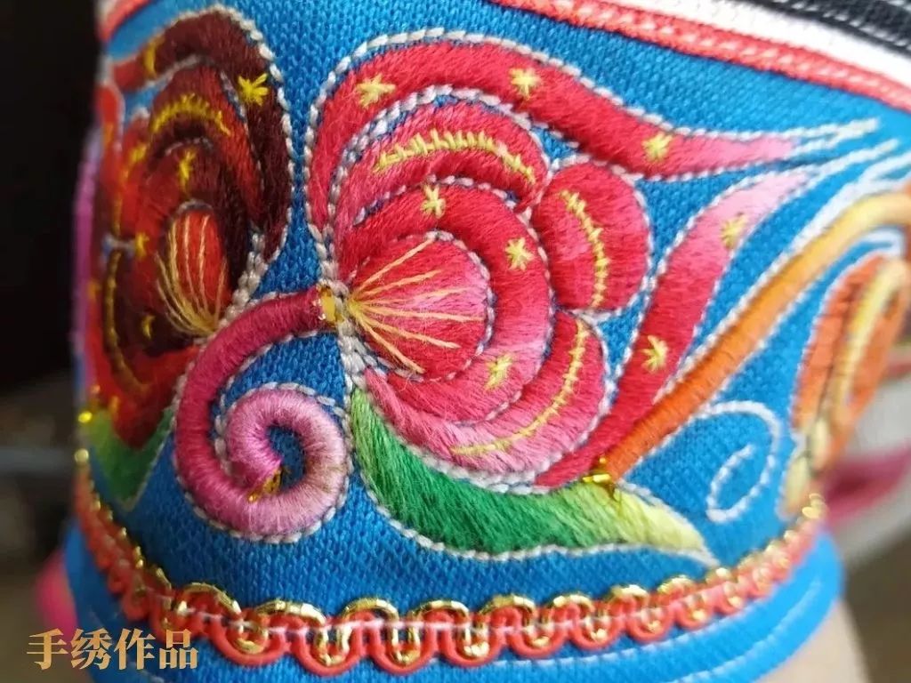 彝族刺绣的特点:多以民族图腾,如火纹,太阳纹和花鸟鱼虫等自然元素