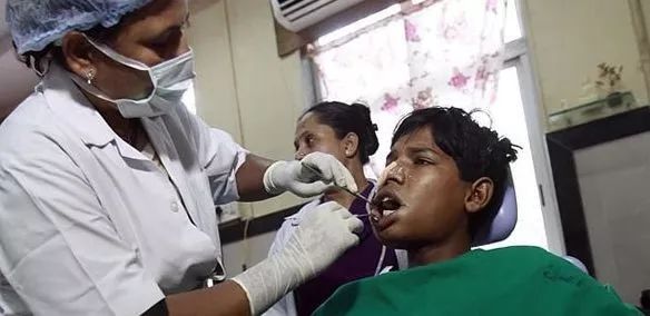 印度七岁男孩嘴里长526颗牙,网友:脸已经被牙给挤变形了