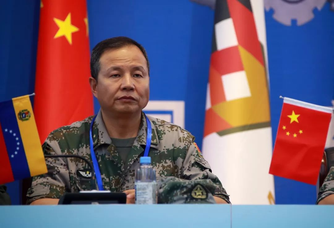 陆军政治工作部副主任党增龙少将介绍办赛参赛有关情况.