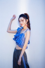 韩沐依新剧最美不过遇见你开机高颜值诠释青春校园