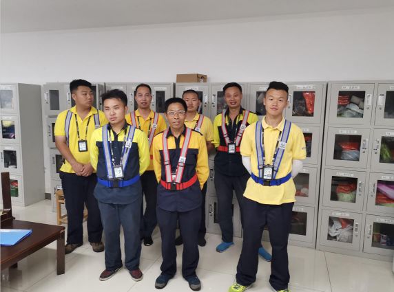 奋战暑运实拍重庆江北机场监装监卸员暑运中的一天