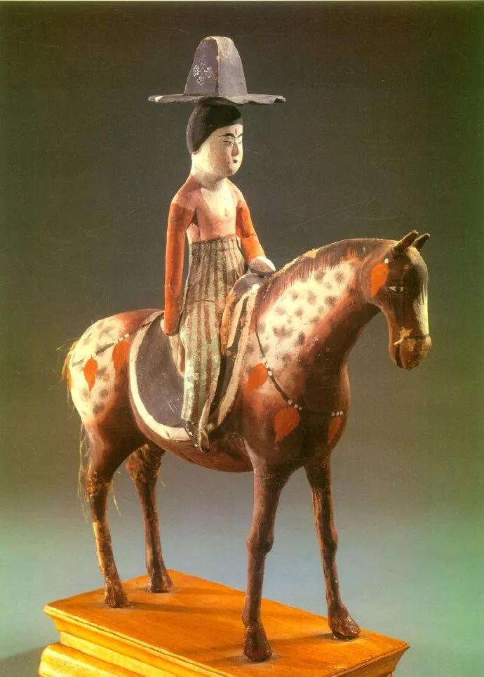 坦领胸前瑞雪眼底桃花