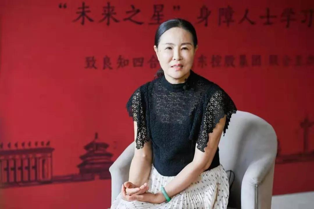 远东慈善基金会理事长,蒋锡培夫人陈晓芬随后,陈晓芬以实际行动成为