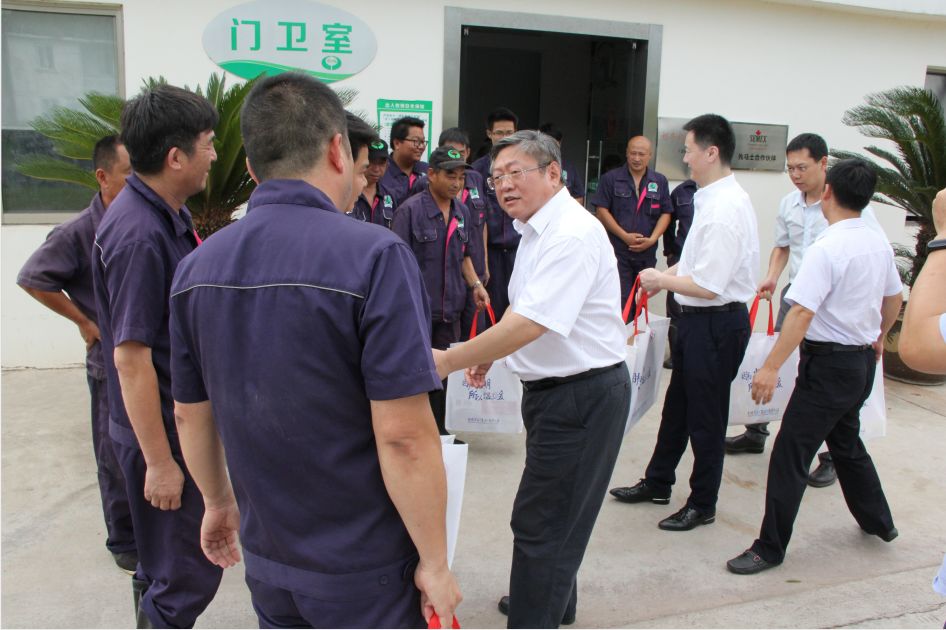 骄阳似火情暖人心丨光明食品集团副总裁李林同志高温慰问练江牧场一线